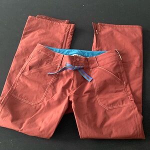 Burton Womens NWOT Snowboarding/ski pants fully lined. Large.